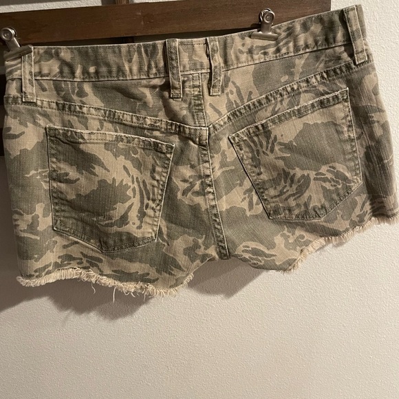 Current/ Elliot the boyfriend raw hem stretch shorts broken camo size 25 - Picture 3 of 6